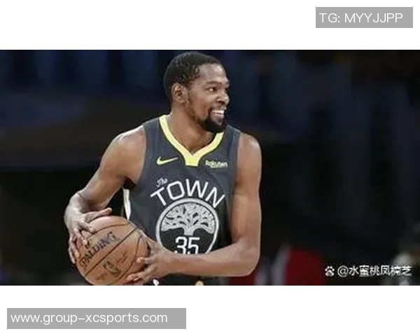 谢泼德与杜兰特击掌庆祝打得可以的默契配合引发全场欢呼